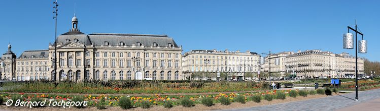 Panoramique façade place de la bourse et jardin des lumières