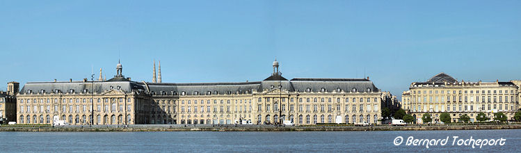 Façade place de la Bourse depuis la rive droite