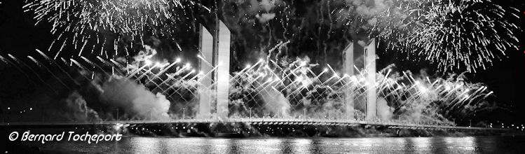 Photo panoramique feu d'artifice sur le  pont Chaban Delmas