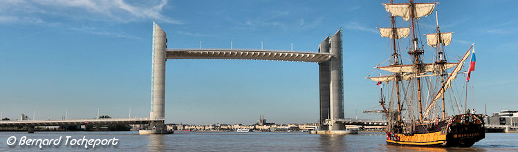 La frégate Russe Shtandart devant le pont Chaban Delmas  à Bordeaux | Photo Bernard Tocheport
