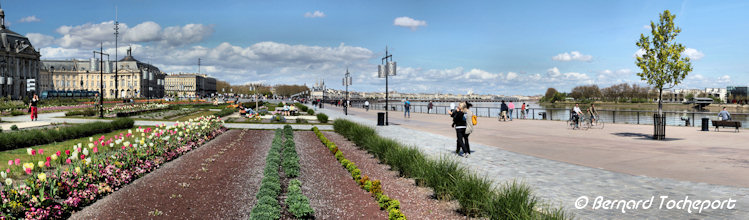 Photo panoramique du Jardin des Lumières et des quais de  Bordeaux