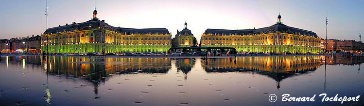 Photo panoramique du miroir d'eau la nuit