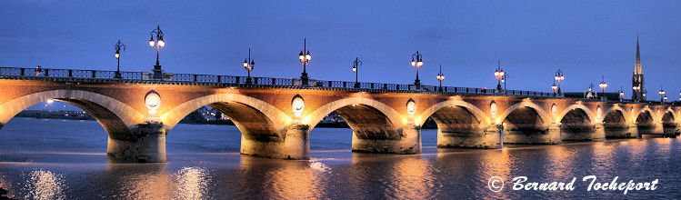 Vue panoramique du pont de pierre sur la Garonne à Bordeaux | Photo Bernard Tocheport