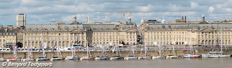 Panoramique façade quais de Bordeaux et Bénéteau Solitaire du Figaro