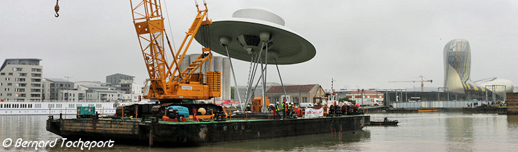 Vaisseau spatial de Suzanne Treister arrivant aux Bassins à flot