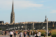 Bordeaux affluence de promeneurs au jardin des lumières | 33-bordeaux.com