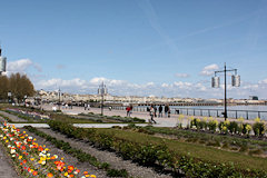 Bordeaux le jardin des lumières face à la Garonne | 33-bordeaux.com