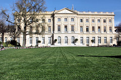 Pelouse du jardin de la Mairie et façade Palais Rohan | photo 33-bordeaux.com