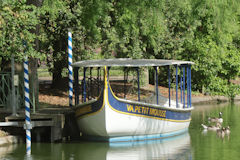 Bateau Va Petit Mousse immobilisé à son ponton du Jardin public | Photo Bernard Tocheport