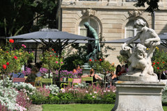 Parasols et terrasse du Jardin public de Bordeaux