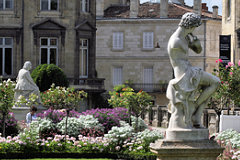 Terrasse et joueur de flûte |  photo 33-bordeaux.com