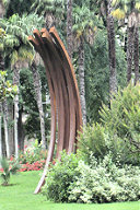 Sculpture Bernar Venet devant la palmeraie