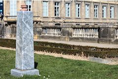 Socle vide après le vol du buste de Maggesi |  photo 33-bordeaux.com