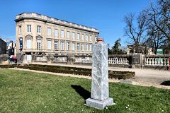 Emplacement vide après le vol du buste de Maggesi au Jardin public de Bordeaux | Photo Bernard Tocheport