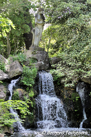 Statue de Vénus surplombant la cascade au Jardin public de Bordeaux | Photo Bernard Tocheport