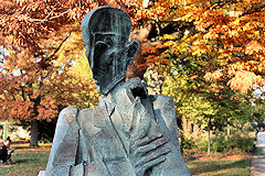 Buste de François Mauriac en automne au Jardin public de Bordeaux | Photo Bernard Tocheport