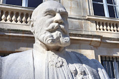 Buste de Ulysse Gayon avec ses décorations au Jardin public de Bordeaux | Photo Bernard Tocheport