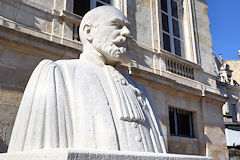 Buste de Ulysse Gayon devant le bâtiment du Muséum de Bordeaux | Photo Bernard Tocheport