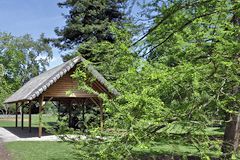 Parc Bordelais, arbres et abris en toit de chaume | Photo Bernard Tocheport