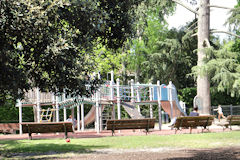 Espace de jeux et bancs au parc Bordelais | Photo Bernard Tocheport