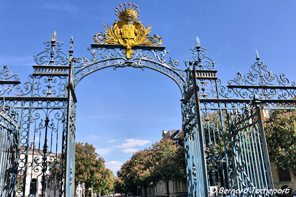 Portail d'entrée du parc bordelais et arbres de l'avenue Carnot | Photo Bernard Tocheport