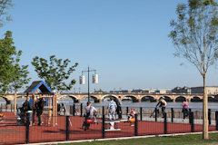 Bordeaux : aire de jeux des enfants du parc  Saint Michel