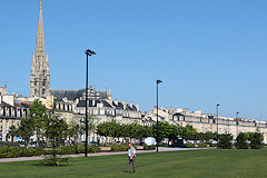 Bordeaux : flèche Saint Michel et parc verdoyant