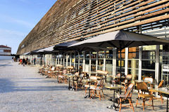 Bordeaux bâtiment et terrasse des Halles de Bacalan | Photo Bernard Tocheport