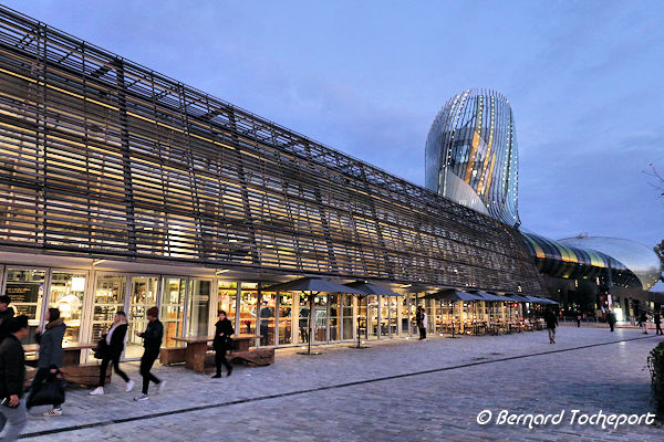 Bordeaux face à la Cité du Vin les Halles de Bacalan | Photo Bernard Tocheport