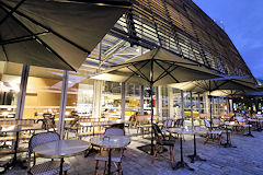 Bordeaux en soirée les terrasses des Halles de Bacalan | Photo Bernard Tocheport