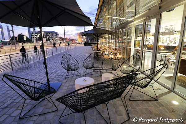 Bordeaux face au pont Chaban Delmas la terrase Familia aux Halles de Bacalan | Photo Bernard Tocheport