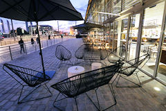 Bordeaux face au pont Chaban Delmas la terrase Familia aux Halles de Bacalan | Photo Bernard Tocheport