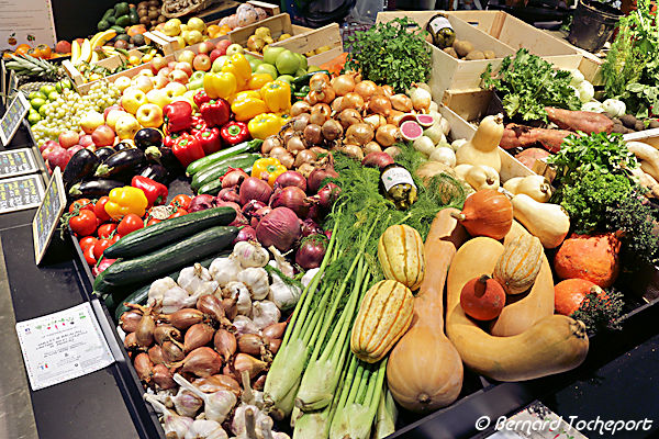 Fruits et légumes de saison à l'étal des Halles de Bacalan à Bordeaux | Photo Bernard Tocheport