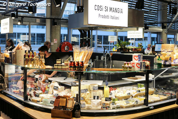 Stand de produits Italiens aux Halles de Bacalan à Bordeaux | Photo Bernard Tocheport
