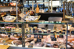 Charcuterie dans les Halles de Bacalan à Bordeaux | Photo Bernard Tocheport