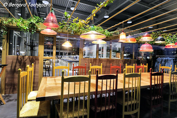 Bordeaux intérieur restaurant aux Halles de Bacalan | Photo Bernard Tocheport