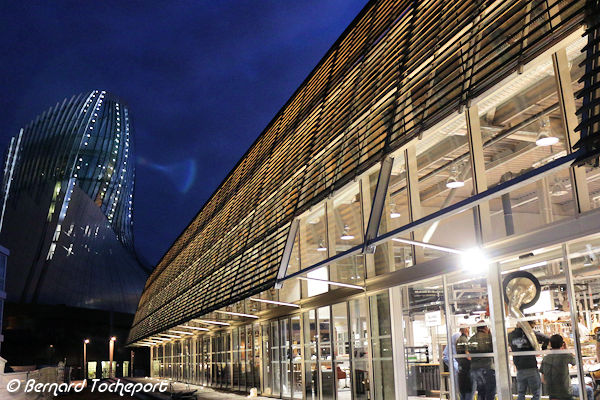 Ambiance nocturne des Halles de Bacalan face à la Cité du Vin | Photo Bernard Tocheport