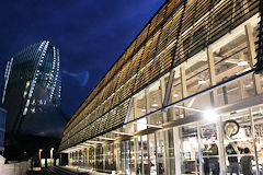 Ambiance nocturne des Halles de Bacalan face àa la Cité du Vin | Photo Bernard Tocheport