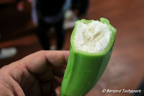 Coupe d'une banane verte au marché de Brienne à Bordeaux  | 33-bordeaux.com