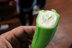 Coupe d'une banane verte au marché de Brienne à Bordeaux |  photo 33-bordeaux.com