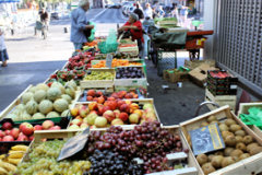 Fruits au marché des Capucins à Bordeaux  -  photo 33-bordeaux.com
