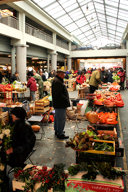 Fruits et légumes au marché des Capucins à Bordeaux  -  photo 33-bordeaux.com