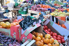 Fruits et légumes des charrettes aux Capucins à Bordeaux  -  photo 33-bordeaux.com