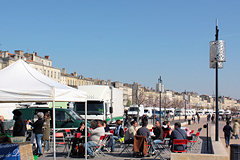 33-bordeaux.com : découvrir le Marché des Chartrons >>