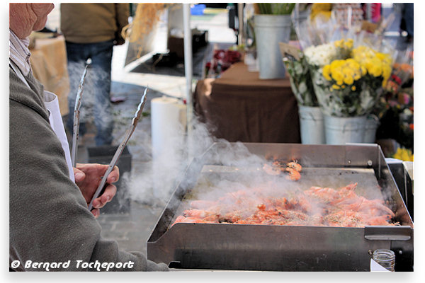 Cuisson de crevettes au marché des Chartrons  | 33-bordeaux.com