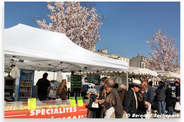 Marché des Chartrons de Bordeaux au printemps | 33-bordeaux.com