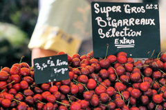 Etal de cerises au marché des Chartrons à Bordeaux -  photo 33-bordeaux.com