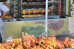 Rotisserie de poulets au marché des Chartrons à Bordeaux -  photo 33-bordeaux.com