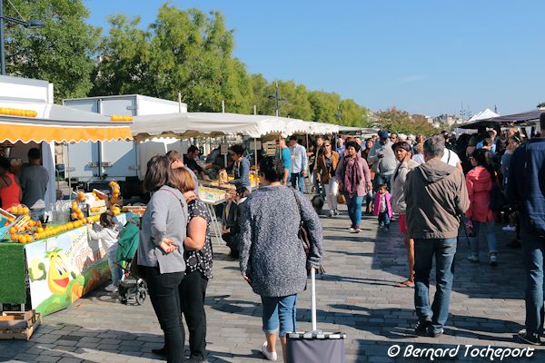 Clients dans l'allée du marché des Chartrons à Bordeaux  | 33-bordeaux.com