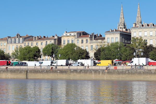 Marché des Chartrons vu depuis la Garonne  | 33-bordeaux.com